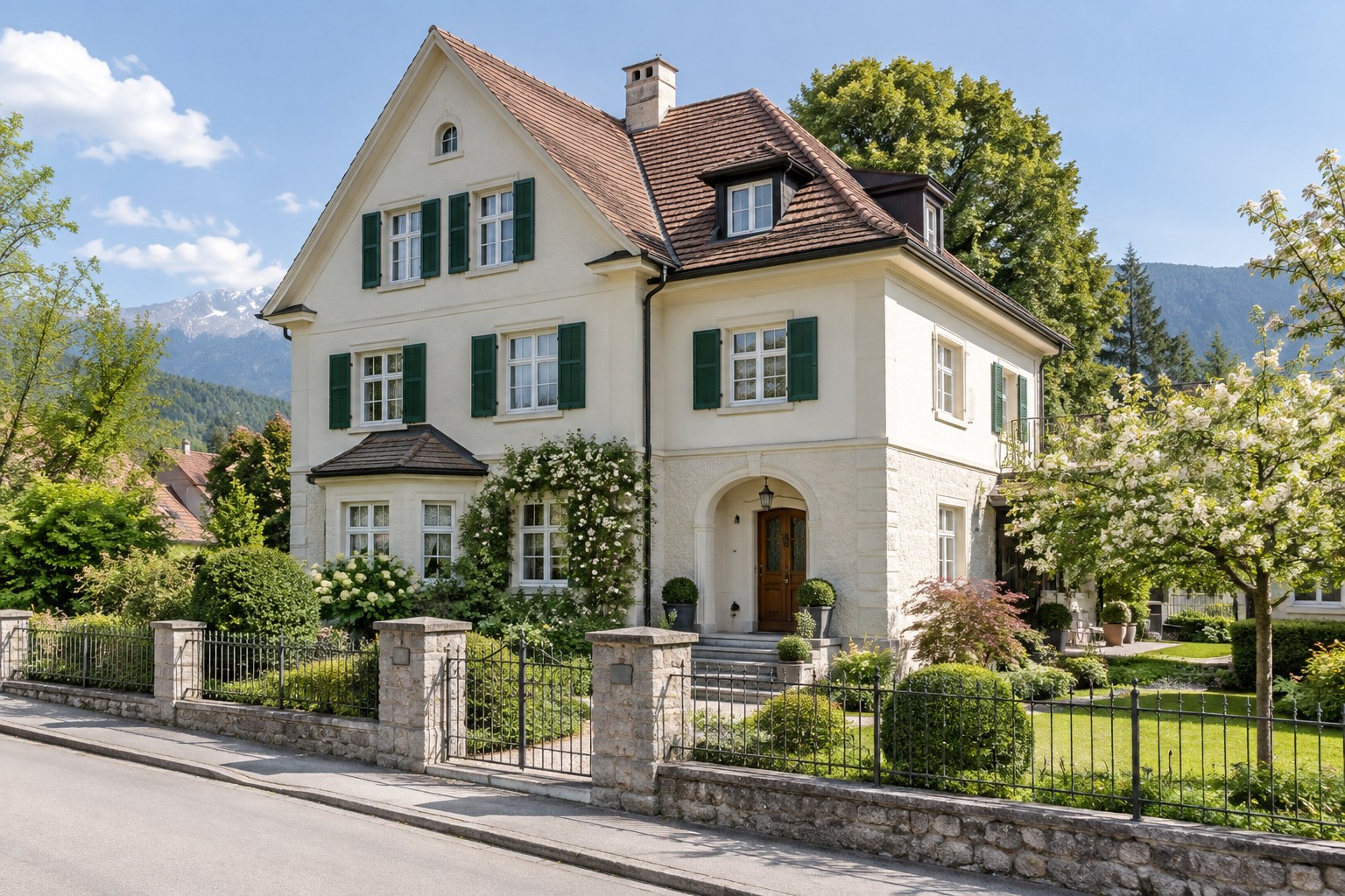 Gepflegtes Familienhaus mit Garten und altem Baumbestand